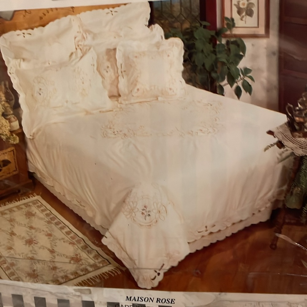 BLOOMINGDALE’S at HOME vintage Pillow Sham size Standard